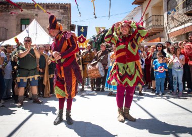 buffoon hareket insanlar tarafından çevrili bile mimetricated