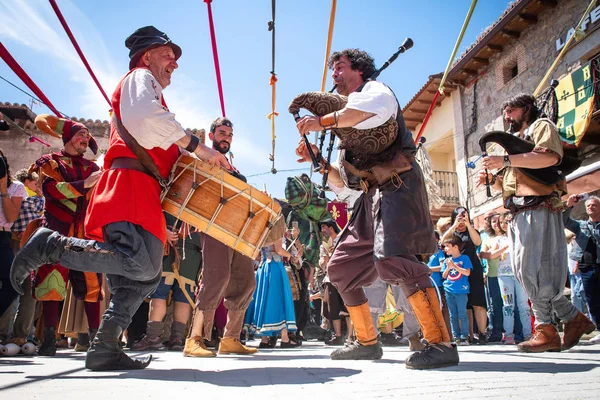 buffoon hareket insanlar tarafından çevrili bile mimetricated