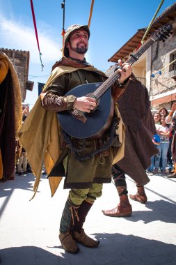 ortaçağ pazarının kutları vesilesiyle, 1 Mayıs 2019 tarihinde Adrada, Avila, Spai kasabasında gösteri yapan soytaron