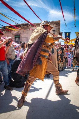 ortaçağ pazarının kutları vesilesiyle, 1 Mayıs 2019 tarihinde Adrada, Avila, Spai kasabasında gösteri yapan soytaron