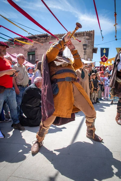 Buffoon Atuando Praça Cidade Por Ocasião Celebração Mercado Medieval Maio — Fotografia de Stock