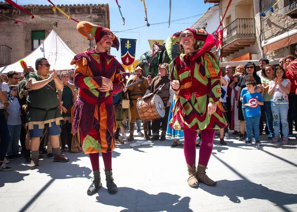 Buffoon Atuando Praça Cidade Por Ocasião Celebração Mercado Medieval Maio — Fotografia de Stock