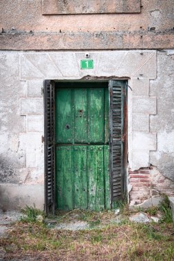 Yeşilli eski köy kapısı, tamamlayıcı tonla birlikte.