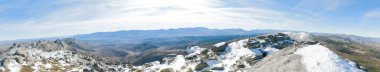 Ön planda kar olan PANORAMICA Dağı, monokromati