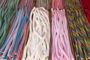 Meyan kökü şekeri ön planda, komik renkte.