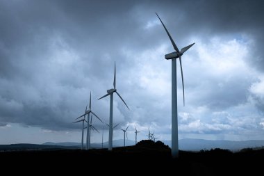ön planda tamamlayıcı mavi ve yeşil arkaplan ile eolik rüzgar değirmeni