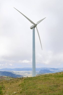 ön planda tamamlayıcı mavi ve yeşil arkaplan ile eolik rüzgar değirmeni