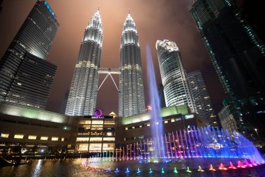 Kuala Lumpur: 17 Şubat 2017: gece panorama kenti Petronas kuleleri. Şehir manzarası