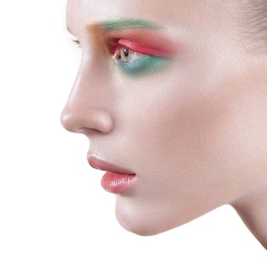 Genç güzel kız beyaz arka plan üzerinde renkli makyaj ile. Güzellik yakın çekim portre
