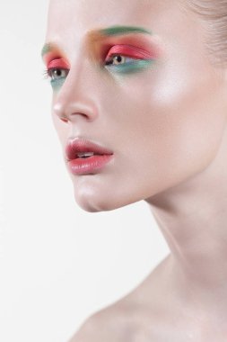 Genç güzel kız beyaz arka plan üzerinde renkli makyaj ile. Güzellik yakın çekim portre