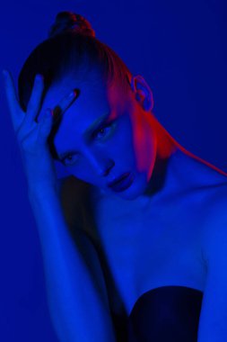 Neon aydınlatma ile genç güzel kız. Güzellik yakın çekim portre