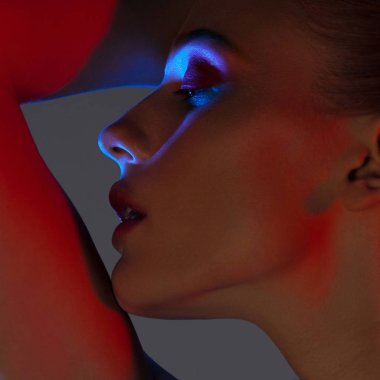 Neon aydınlatma ile genç güzel kız. Güzellik yakın çekim portre