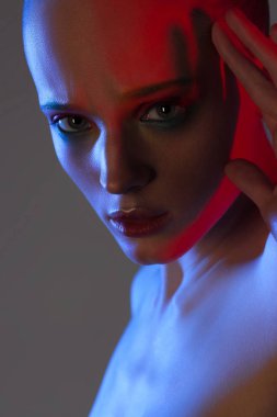 Neon aydınlatma ile genç güzel kız. Güzellik yakın çekim portre