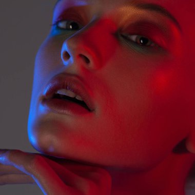 Neon aydınlatma ile genç güzel kız. Güzellik yakın çekim portre