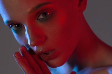 Neon aydınlatma ile genç güzel kız. Güzellik yakın çekim portre