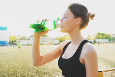 Güzel genç kız spor eğitim üzerinde içme suyu olduğunu. Spor kavramı
