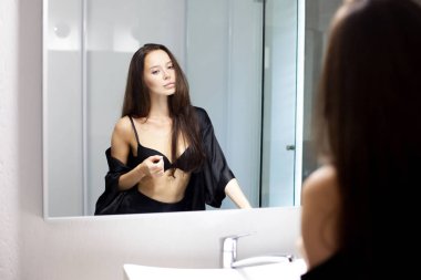 Zarif kız banyoda. Güzellik boudoir portre