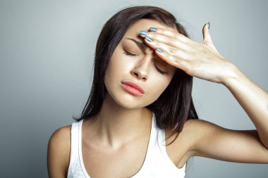 Kız elini onun alnına koyar. Duygu kavramı