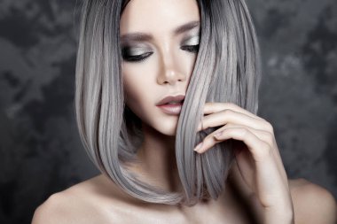 Gümüş makyaj ile genç güzel kız. Güzellik yakın çekim portre