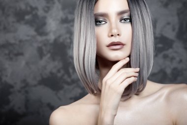 Gümüş makyaj ile genç güzel kız. Güzellik yakın çekim portre