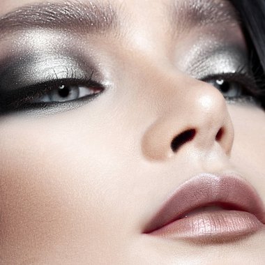 Gümüş makyaj ile genç güzel kız. Güzellik yakın çekim portre