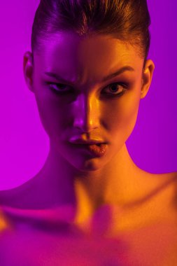 Neon aydınlatma ile genç güzel kız. Güzellik yakın çekim portre