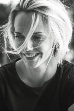 Genç Sarışın gülümsüyor. Yaşam tarzı retro portre