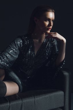 Pullu siyah parlak takım elbiseli Genç zarif kız. Güzellik Portresi