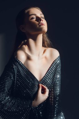 Pullu siyah parlak takım elbiseli Genç zarif kız. Güzellik Portresi