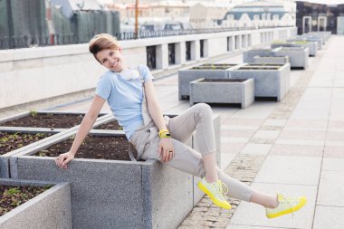 Genç gülümseyen kadın Köprüsü'nde cityscape arka plan üzerinde. Yaşam tarzı portre