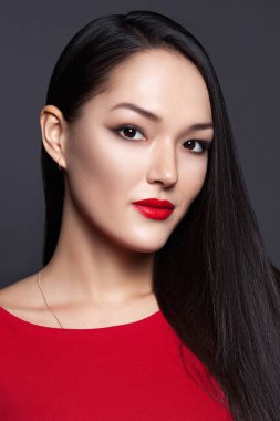 Gri arka plan üzerinde güzel başarılı genç iş kadını. İş portre