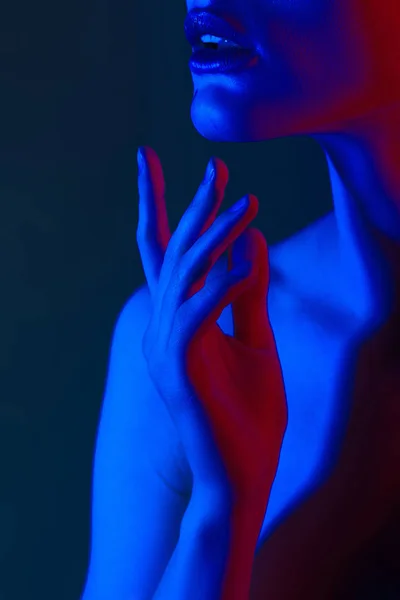 Usta Rękę Pięknej Młodej Kobiety Neon Oświetlenie Tło Uroda — Zdjęcie stockowe