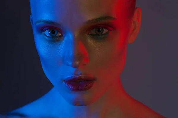 Młoda Piękna Dziewczyna Neon Oświetlenie Portret Szczegół Uroda — Zdjęcie stockowe