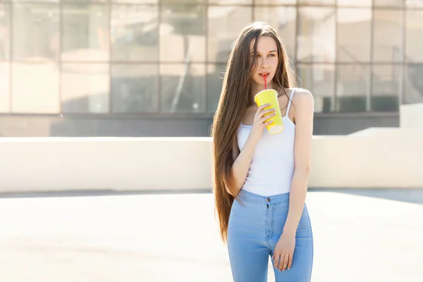 Mooie Jonge Mooi Meisje Zonnige Stad Straat Portret Van Levensstijl — Stockfoto