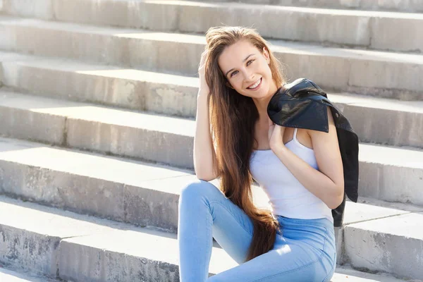 Schöne Junge Hübsche Mädchen Sonnigen Straße Der Stadt Lifestyle Porträt — Stockfoto