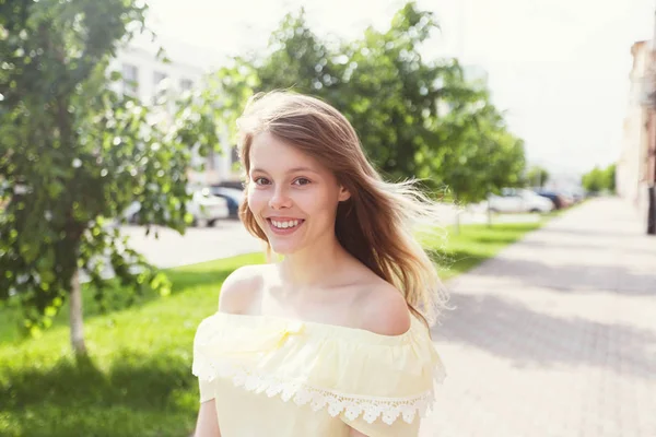 Lachende Jonge Mooie Meisje Zonnige Stad Straat Dicht Omhoog Portret — Stockfoto