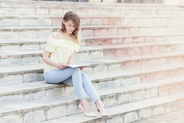 Jeune Belle Étudiante Lit Dans Les Escaliers Portrait Style Vie — Photo