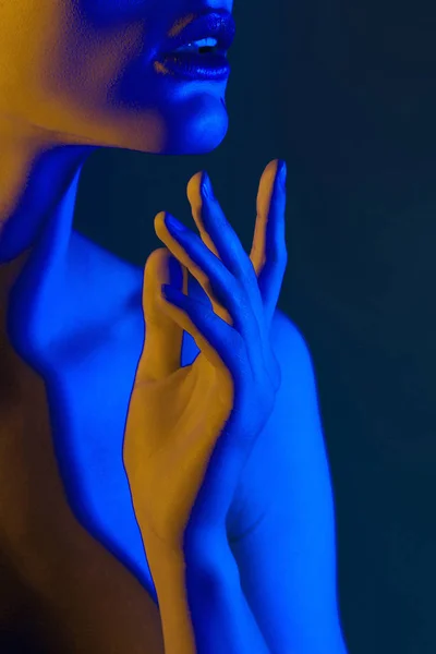 Los Labios Mano Joven Hermosa Mujer Con Iluminación Neón Fondo — Foto de Stock