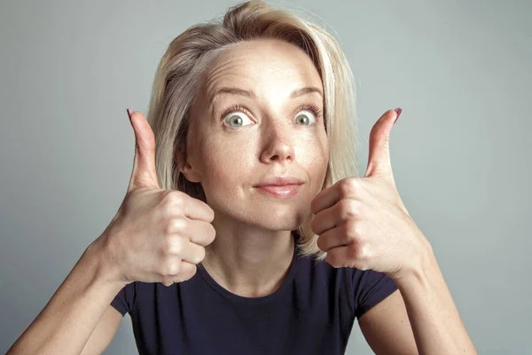 Blond Kvinna Visar Två Tummar Upp Emotion Koncept — Stockfoto