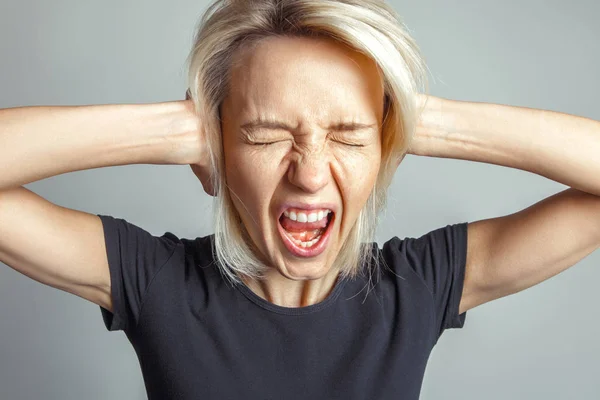 Blond Woman Screams Closing Her Eyes Emotion Concept — Stock Photo, Image