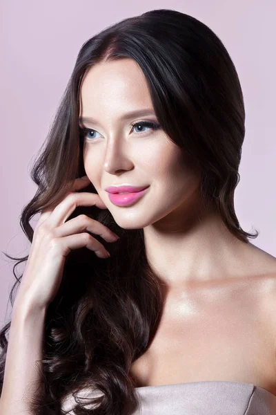 Ung Vacker Kvinna Med Ren Perfekt Hud Närbild Skönhetsporträtt — Stockfoto