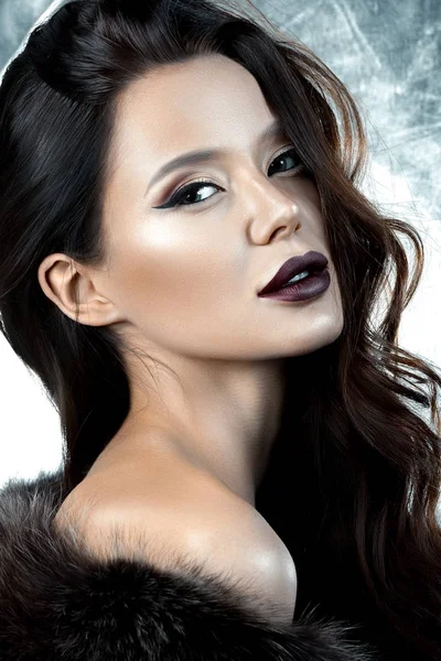 Jovem Luxuosa Com Maquiagem Noite Fundo Metal Retrato Close Beleza — Fotografia de Stock