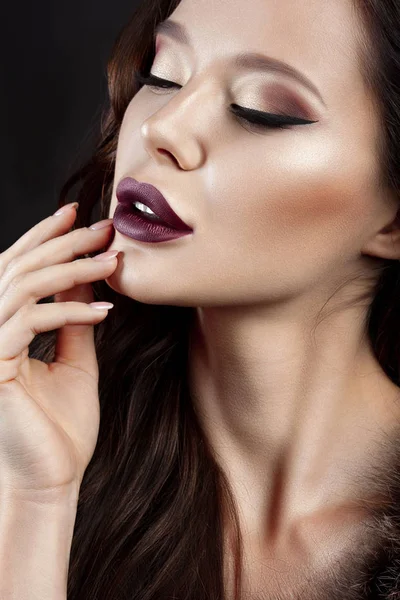 Luxueuse Jeune Femme Avec Maquillage Parfait Avec Rouge Lèvres Violet — Photo