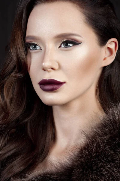 Luxurious Young Woman Perfect Make Purple Lipstick Beauty Close Portrait — Stock Photo, Image