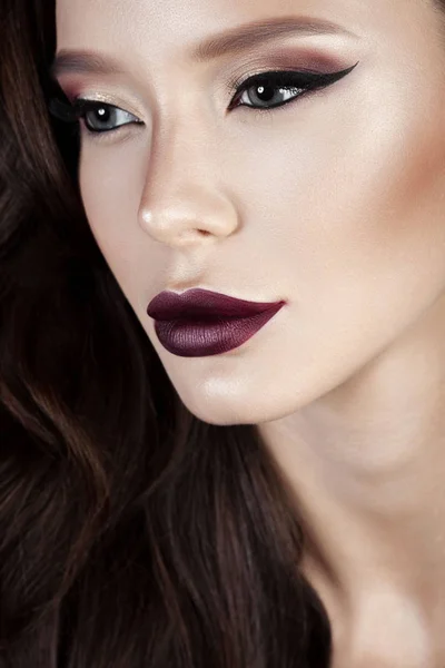Luxueuse Jeune Femme Avec Maquillage Parfait Avec Rouge Lèvres Violet — Photo