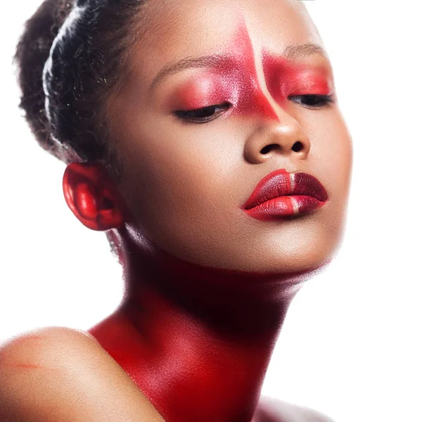 Mladá Dívka Tmavé Pleti Abstraktní Asymetrické Červený Make Portrét Krása — Stock fotografie