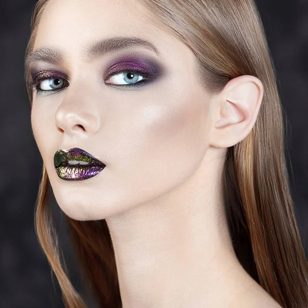 Joven Chica Hermosa Con Maquillaje Morado Retrato Belleza Primer Plano — Foto de Stock