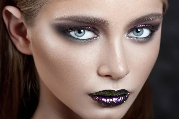 Joven Chica Hermosa Con Maquillaje Morado Retrato Belleza Primer Plano —  Fotos de Stock