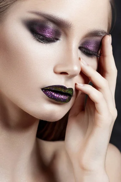 Joven Chica Hermosa Con Maquillaje Morado Retrato Belleza Primer Plano — Foto de Stock