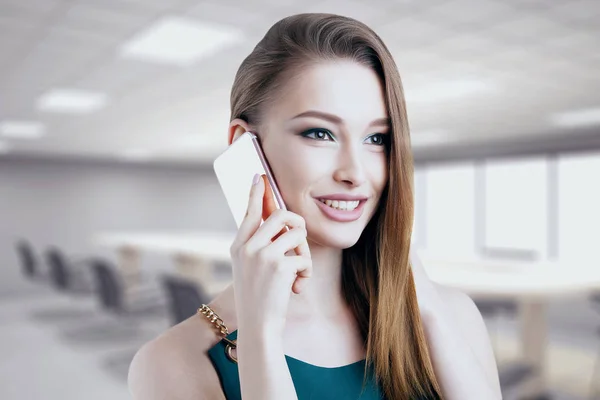 Lachende Jonge Vrouw Praten Telefoon Kantoor Achtergrond Business Portret — Stockfoto